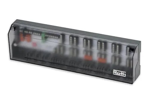 Anschlussmodul in transparenter Abdeckung, mit einheitlicher Anordnung von Anschlüssen und LEDs, beschriftet mit der Marke Roth.